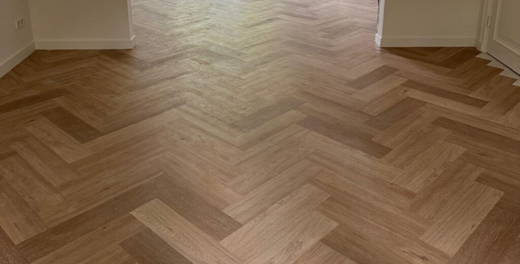 Visgraat PVC met vloerverwarming in Arnhem